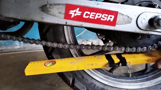 Как точно выставить заднее колесо на моиоцикле смотреть онлайн
