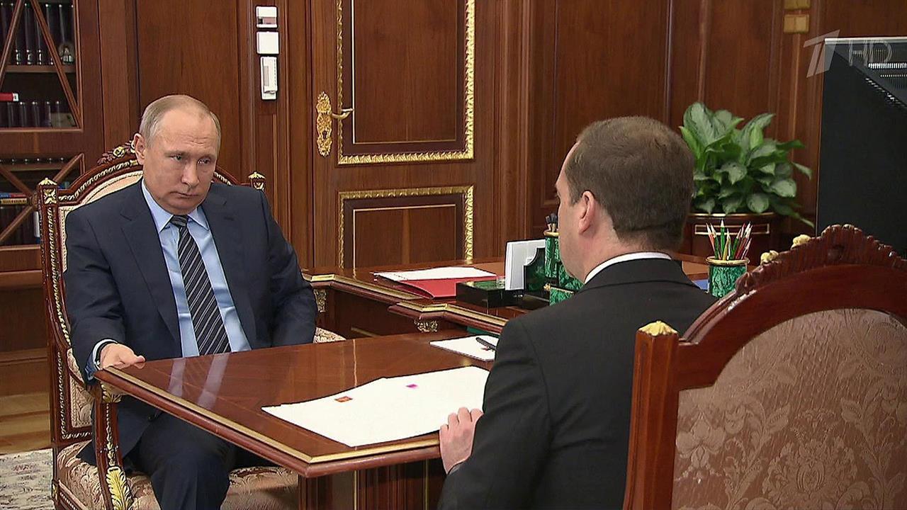Владимир Путин провел рабочую встречу с председателем правительства Дмитрием Медведевым