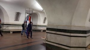 СТАНЦИЯ МЕТРО "АЛЕКСЕЕВСКАЯ", В ОЖИДАНИИ СМЕНЫ ЭСКАЛАТОРОВ
