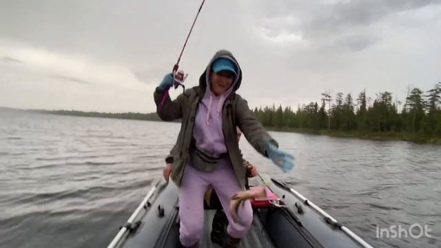 ПОЙМАЛА РЫБУ СМАТЫВАЯ УДОЧКУ смотреть онлайн