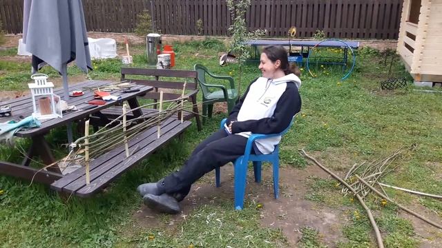 Юля мастерит заборчик для огорода смотреть онлайн