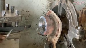 Удивительный процесс ремонта сломанного корпуса оси заднего колеса грузовика Полный процесс