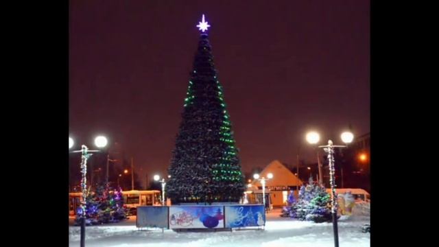 Несколько елок в городе, где живут бабуля с дедулей смотреть онлайн