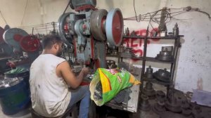Процесс производства пищевых канистр производится на заводе в массовом производстве