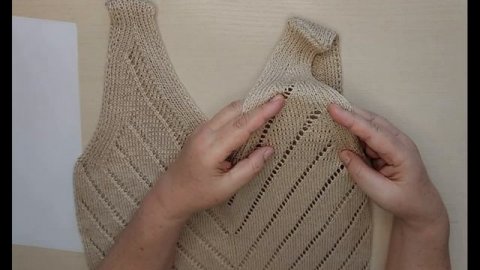 #вязание Замечательная майка (топ ) с ажурными полосами по диагонали! Как вязать.