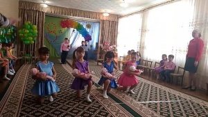 А лялечка в конвертике совсем не хочет спать