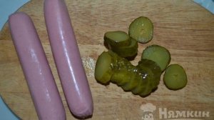 Горячий хот-дог с сосиской, маринованными огурцами и сыром