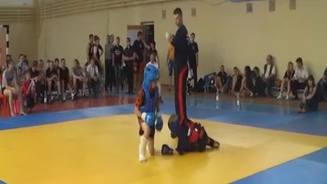 ушу-саньшоу 1 мая 2013  30 бой Смоляр Андрей(Фед. УШУ) & Поспелов Александр(Кремёнки)
