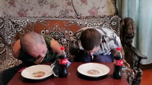 БЕЗ РУК ЧЕЛЛЕНДЖ/КТО ПОБЕДИТ АНАТОЛИЙ(БЕЗ РУК С 17 ЛЕТ) ИЛИ ОПЕРАТОР (СЫН)?