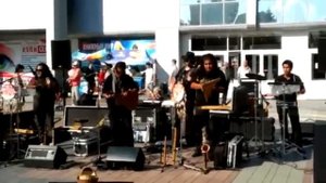 Уличные певцы, красиво играют, красиво поют