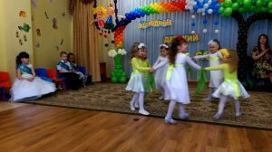 Танец от средней группы на выпускной в саду Радуга.