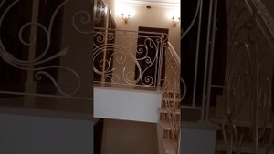 Установка кованых поручней на лестничные проемы с коваными перилами