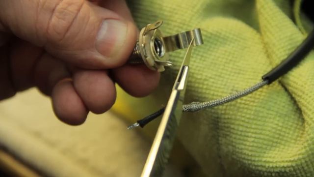 How to install a jack output on a Gibson Les Paul Standard / VintageandRare.com смотреть онлайн