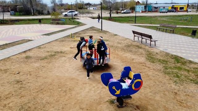 Приморск с высоты птичьего полёта. Центральная площадь и Приморская средняя школа смотреть онлайн