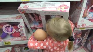 Едем в гипермаркет Алиса купила новую куклу ляльку Go to the supermarket A new doll for Alice