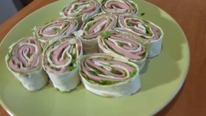 Рулетики из лаваша с начинкой.  Салат, колбаса, сливочный сыр.