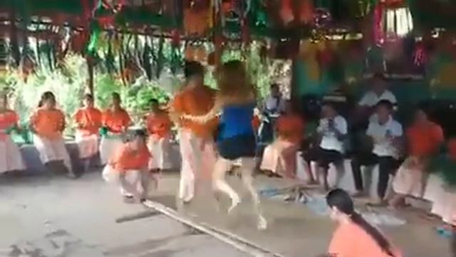 Традиционен филипински танц "Tinikling" смотреть онлайн
