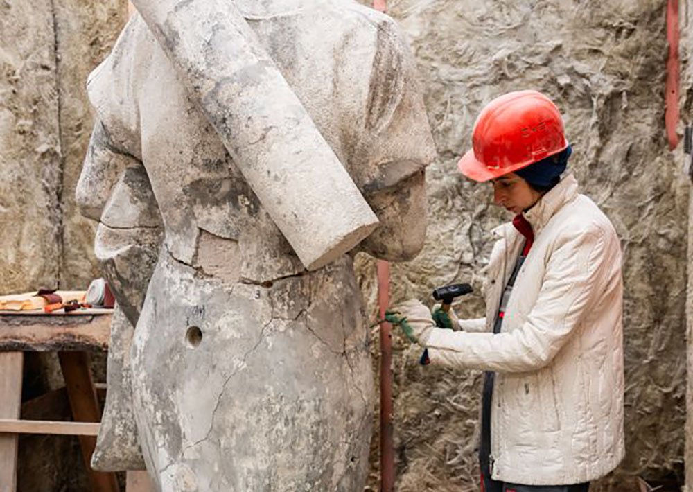 В Москве реставрируют скульптуры, установленные на РГБ им. Ленина / Город новостей на ТВЦ
