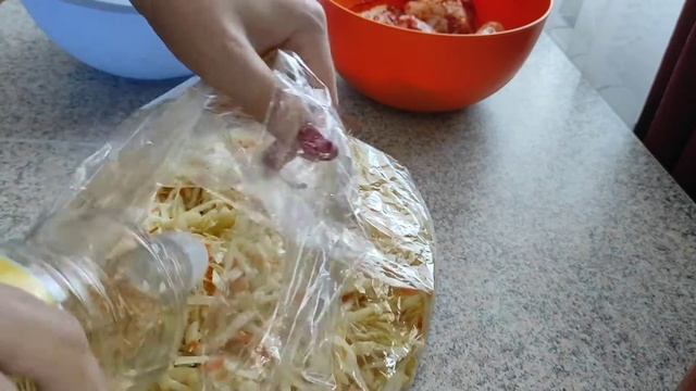 Капуста с курицей в рукаве. смотреть онлайн