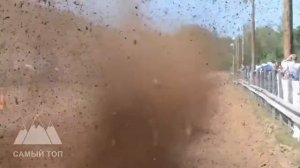 Гонки мощных мотоциклов в грязи