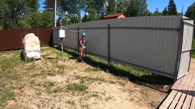 Чем красить дом? Кисть или краскопульт?! Красим домик. Досеили газон.