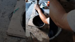 Затирка швов песчаника на цоколе дома.