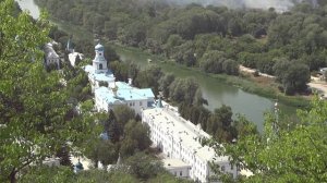 Вид на Святогорскую Лавру с площадки памятника Артему