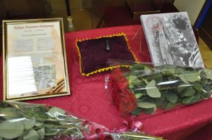 В День памяти и скорби ульяновские полицейские вручили солдатский медальон родственникам участника В