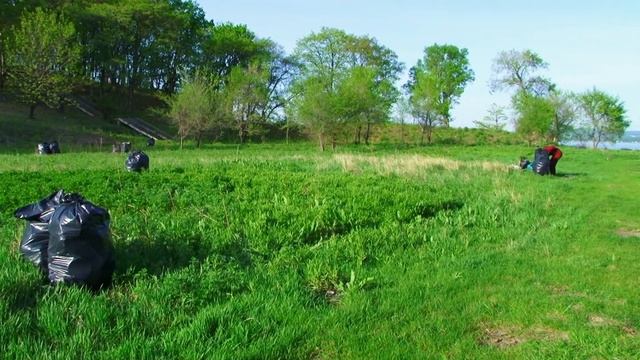 Уборка мусора на полуострове Де-Фриз 20.05.2018г. смотреть онлайн