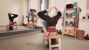 Упражнения на стуле для перевернутых поз