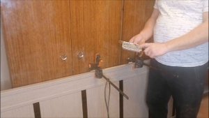 Врезка магнитного замка в межкомнатную дверь