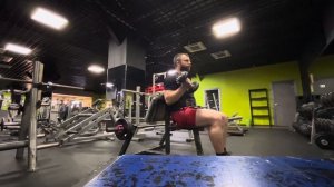 Подборка из 3 упражнений на бицепс с гантелями сидя.