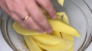 Грудинка с картошкой по-деревенски. Сытный ужин из того, что под рукой.