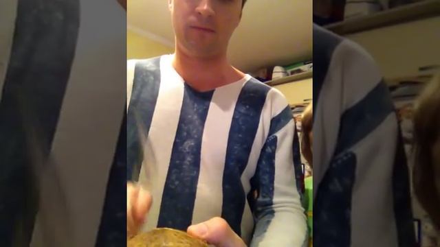 Как разбить кокос ложкой