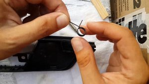 Ручка двери салона, как вставить пружинку за одну минуту!