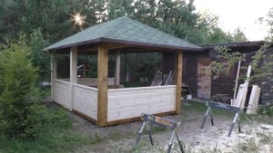 Строим деревянную беседку на старых железных столбах.
