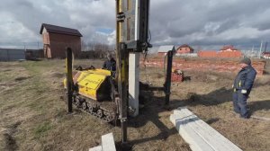 Делаем разметку под фундамент.Забиваем сваи.