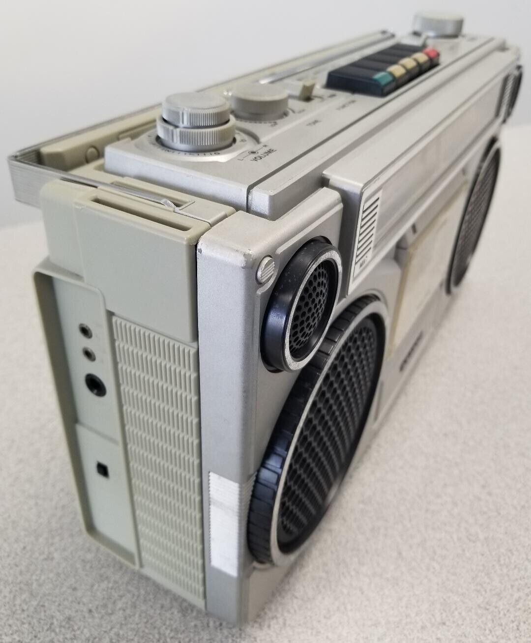 Винтажный кассетный проигрыватель Sanyo AM-FM Boombox M9902-2-произведена в Сингапуре-1980-год