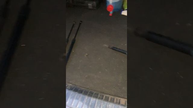 Замена газового упора багажника на Опель Астра h 2005г. Универсал смотреть онлайн