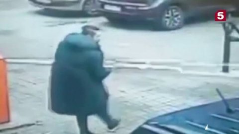 Житель Петербурга набросился на шлагбаум из-за проблем с парковкой авто