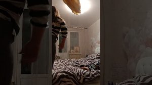 учу делать сальто на кровати