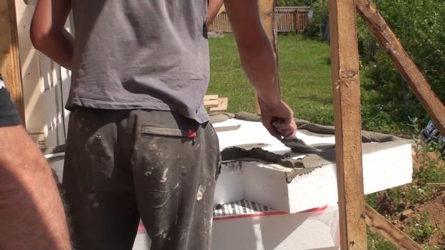 Как своими руками приклеить лист пенопласта на фасад газобетонного дома смотреть онлайн