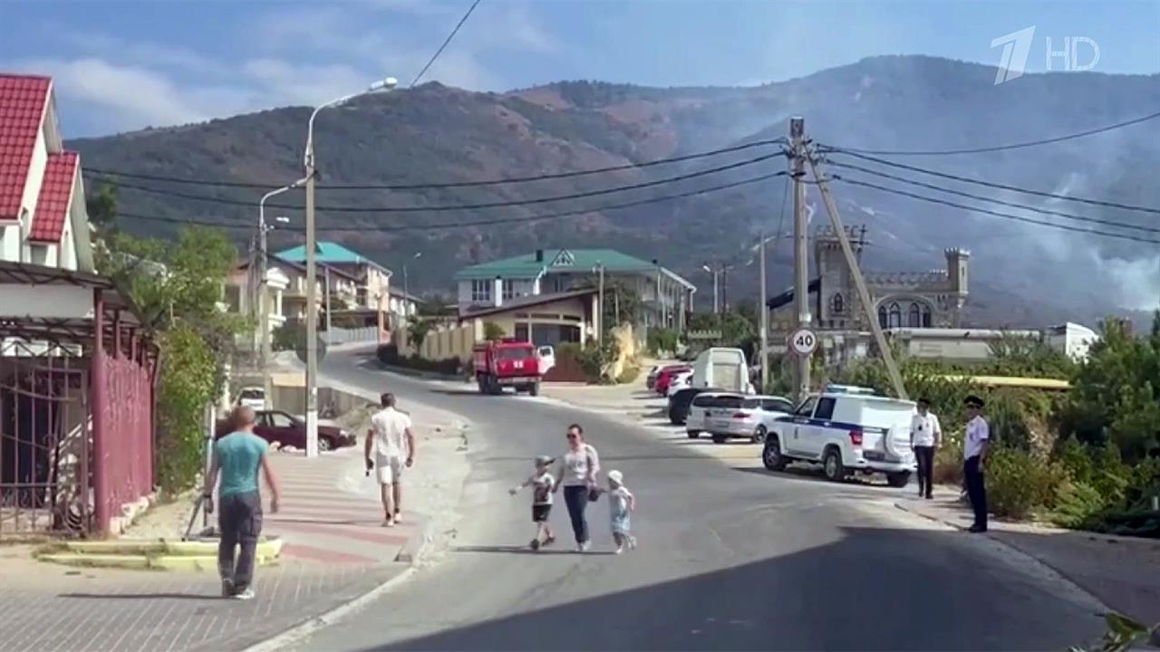 Мощный природный пожар в районе Геленджика постепенно удается взять под контроль