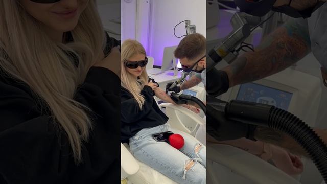 Диана Астер сводит тату в Sokolov Laser