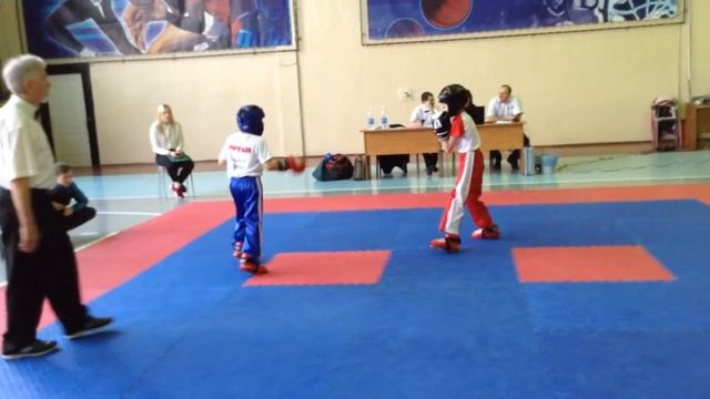 Первенство г.Красноярска по кикбоксингу, Финал (Лайт-Контакт), Адамия Георгий синий угол , 2 раунд смотреть онлайн