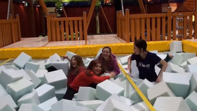 Angry Birds Activity Park Kuusamon Tropiikki смотреть онлайн