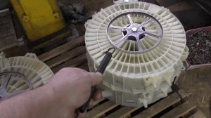 Гремит, стучит  и прыгает стиральная машина.