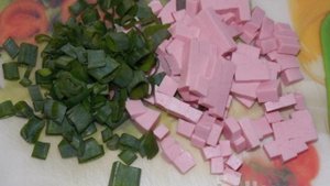 Оладьи с колбасой и зеленым луком