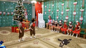 Медвежата танцуют буги вуги на новогоднем празднике 2020 в средней группе . Муз.  рук  Максюта Г.