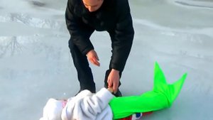 Маргарита нашла русалку на ледяном озере Русалки существуют Видео для всей семьи.
